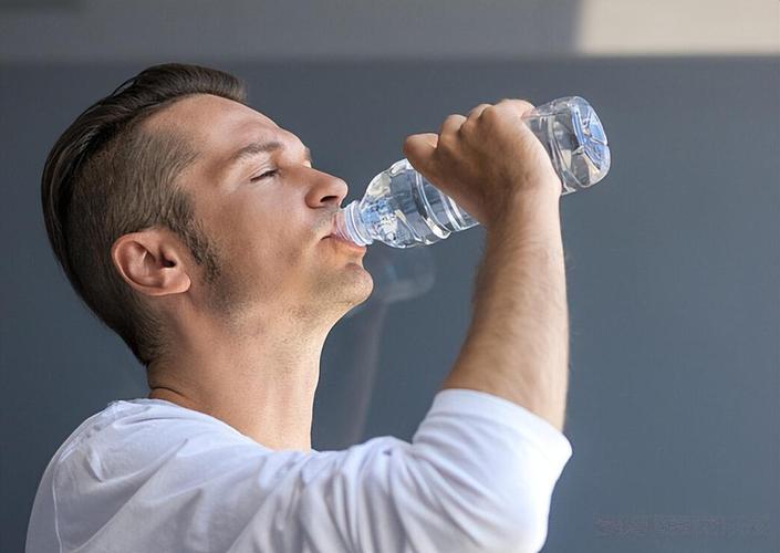 每天喝多少水对前列腺最有利?分次饮水 1.5-2 升,避免一次性大量饮水增加膀胱负担